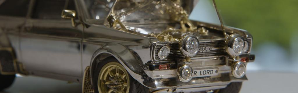 Miniatura klasického Fordu Escort ze zlata, diamantů a stříbra